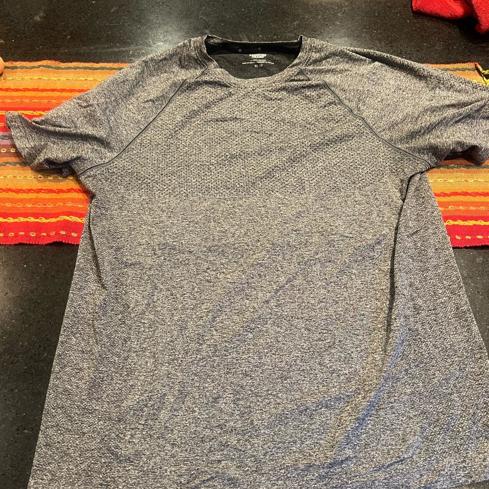 XL men’s Reighning champ atheltic shirt